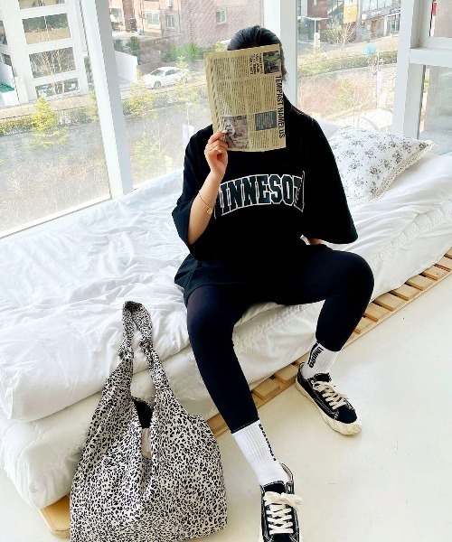 CEMONEMO(セモネモ)の「MINNESOTA カレッジ プリントビッグ Tシャツ/ ユニセックス(Tシャツ/カットソー・レディース・ホワイト/ブラック/チャコール・FREE)」の2枚目の写真