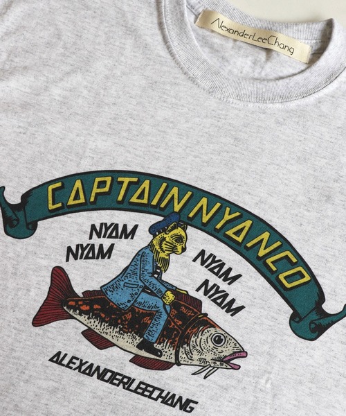 AlexanderLeeChang(アレキサンダーリーチャン)の「AlexanderLeeChang/アレキサンダーリーチャン CAPTAIN NYANCO T(Tシャツ/カットソー・メンズ・ブラック/グレー/オリーブ/スカイブルー・2/3/4)」の1枚目の写真
