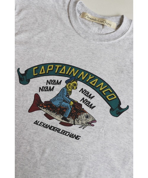 AlexanderLeeChang(アレキサンダーリーチャン)の「AlexanderLeeChang/アレキサンダーリーチャン CAPTAIN NYANCO T(Tシャツ/カットソー・メンズ・ブラック/グレー/オリーブ/スカイブルー・2/3/4)」の6枚目の写真