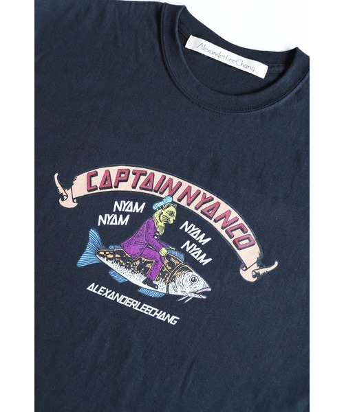 AlexanderLeeChang(アレキサンダーリーチャン)の「AlexanderLeeChang/アレキサンダーリーチャン CAPTAIN NYANCO T(Tシャツ/カットソー・メンズ・ブラック/グレー/オリーブ/スカイブルー・2/3/4)」の5枚目の写真