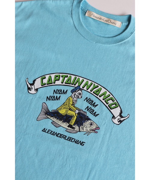 AlexanderLeeChang(アレキサンダーリーチャン)の「AlexanderLeeChang/アレキサンダーリーチャン CAPTAIN NYANCO T(Tシャツ/カットソー・メンズ・ブラック/グレー/オリーブ/スカイブルー・2/3/4)」の8枚目の写真