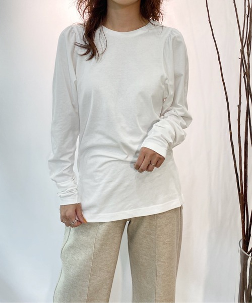 AZUL ENCANTO（アズールエンカント）の「バルーンギャザースリーブトップス（Tシャツ/カットソー・レディース・ライトブラウン/ホワイト・FREE）」の3枚目の写真