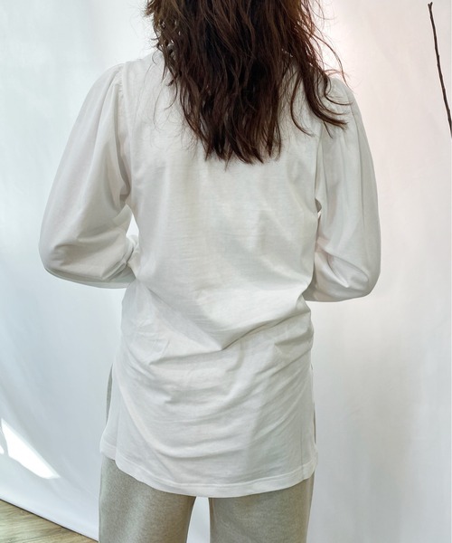 AZUL ENCANTO（アズールエンカント）の「バルーンギャザースリーブトップス（Tシャツ/カットソー・レディース・ライトブラウン/ホワイト・FREE）」の4枚目の写真