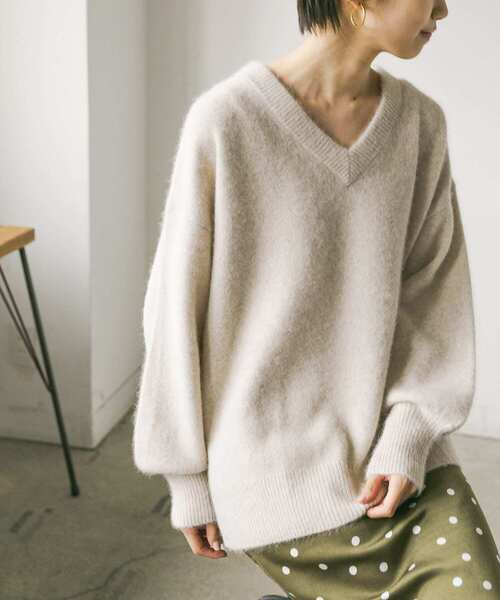 URBAN RESEARCH（アーバンリサーチ）の「FLUFFYVネックニット（ニット/セーター・レディース・ライトグレー/ライトベージュ/イエロー・FREE）」の2枚目の写真