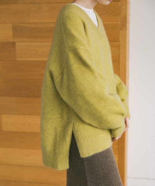 URBAN RESEARCH（アーバンリサーチ）の「FLUFFYVネックニット（ニット/セーター・レディース・ライトグレー/ライトベージュ/イエロー・FREE）」の3枚目の写真