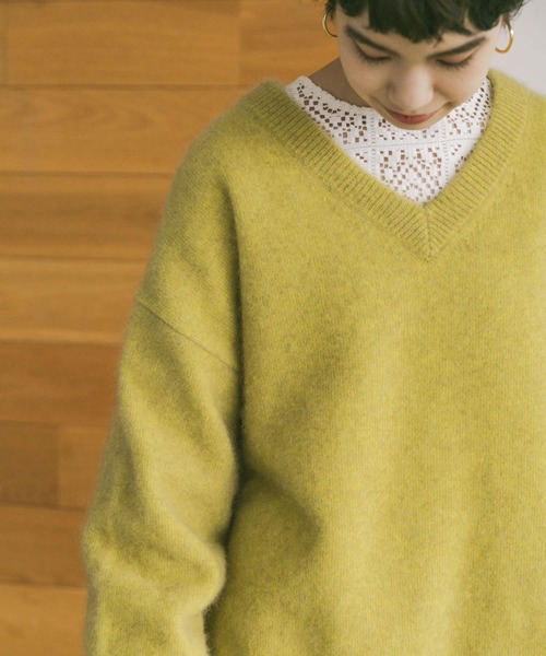 URBAN RESEARCH（アーバンリサーチ）の「FLUFFYVネックニット（ニット/セーター・レディース・ライトグレー/ライトベージュ/イエロー・FREE）」の21枚目の写真