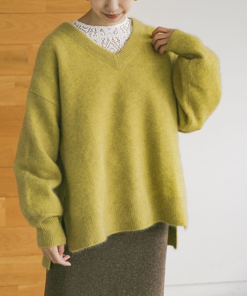 URBAN RESEARCH（アーバンリサーチ）の「FLUFFYVネックニット（ニット/セーター・レディース・ライトグレー/ライトベージュ/イエロー・FREE）」の22枚目の写真