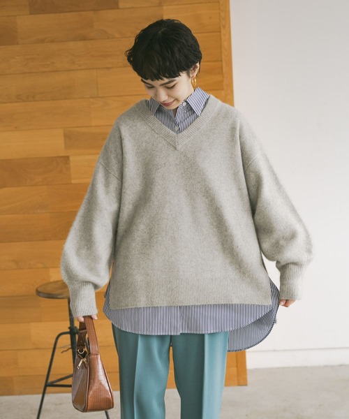 URBAN RESEARCH（アーバンリサーチ）の「FLUFFYVネックニット（ニット/セーター・レディース・ライトグレー/ライトベージュ/イエロー・FREE）」の16枚目の写真