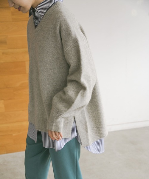 URBAN RESEARCH（アーバンリサーチ）の「FLUFFYVネックニット（ニット/セーター・レディース・ライトグレー/ライトベージュ/イエロー・FREE）」の17枚目の写真