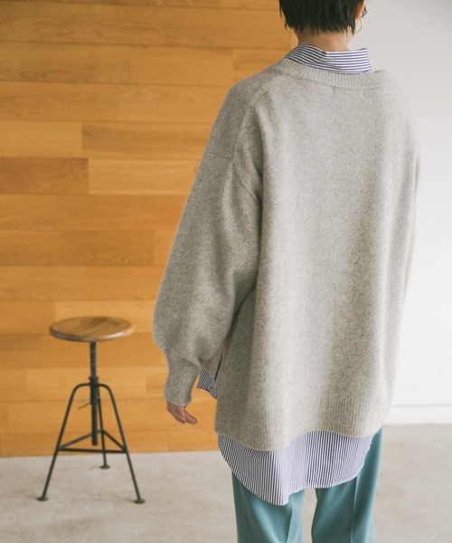 URBAN RESEARCH（アーバンリサーチ）の「FLUFFYVネックニット（ニット/セーター・レディース・ライトグレー/ライトベージュ/イエロー・FREE）」の18枚目の写真