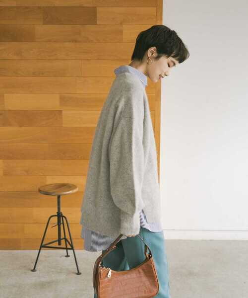 URBAN RESEARCH（アーバンリサーチ）の「FLUFFYVネックニット（ニット/セーター・レディース・ライトグレー/ライトベージュ/イエロー・FREE）」の19枚目の写真