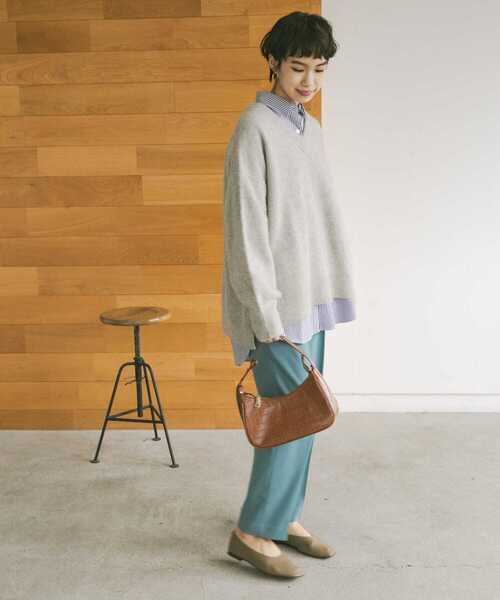 URBAN RESEARCH（アーバンリサーチ）の「FLUFFYVネックニット（ニット/セーター・レディース・ライトグレー/ライトベージュ/イエロー・FREE）」の20枚目の写真