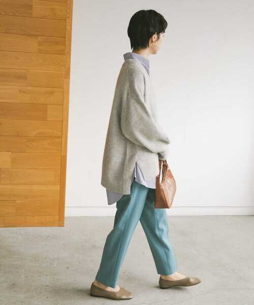 URBAN RESEARCH（アーバンリサーチ）の「FLUFFYVネックニット（ニット/セーター・レディース・ライトグレー/ライトベージュ/イエロー・FREE）」の4枚目の写真