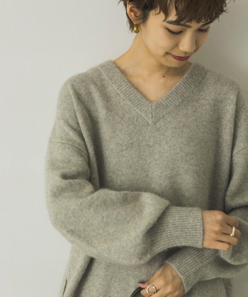 URBAN RESEARCH（アーバンリサーチ）の「FLUFFYVネックニット（ニット/セーター・レディース・ライトグレー/ライトベージュ/イエロー・FREE）」の5枚目の写真