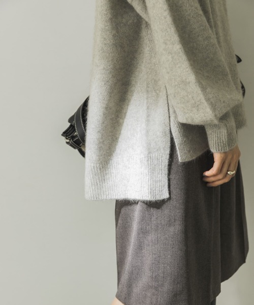 URBAN RESEARCH（アーバンリサーチ）の「FLUFFYVネックニット（ニット/セーター・レディース・ライトグレー/ライトベージュ/イエロー・FREE）」の6枚目の写真