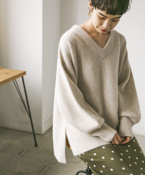 URBAN RESEARCH（アーバンリサーチ）の「FLUFFYVネックニット（ニット/セーター・レディース・ライトグレー/ライトベージュ/イエロー・FREE）」の13枚目の写真