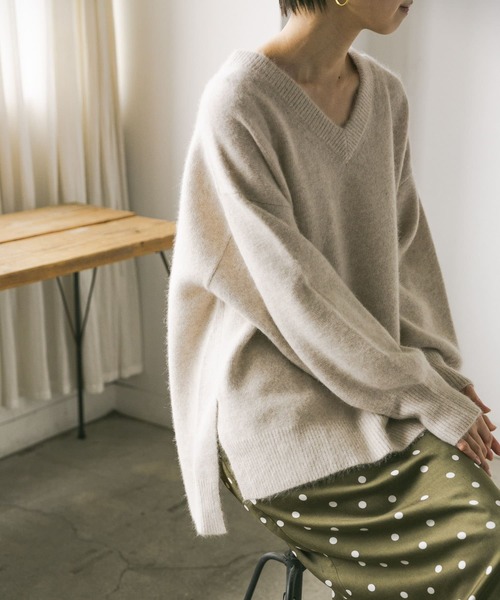 URBAN RESEARCH（アーバンリサーチ）の「FLUFFYVネックニット（ニット/セーター・レディース・ライトグレー/ライトベージュ/イエロー・FREE）」の14枚目の写真