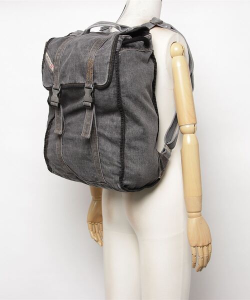 DIESEL（ディーゼル）の「メンズ ダークストーンウォッシュデニム バックパック（バックパック/リュック・メンズ・ブラック・UNI）」の8枚目の写真