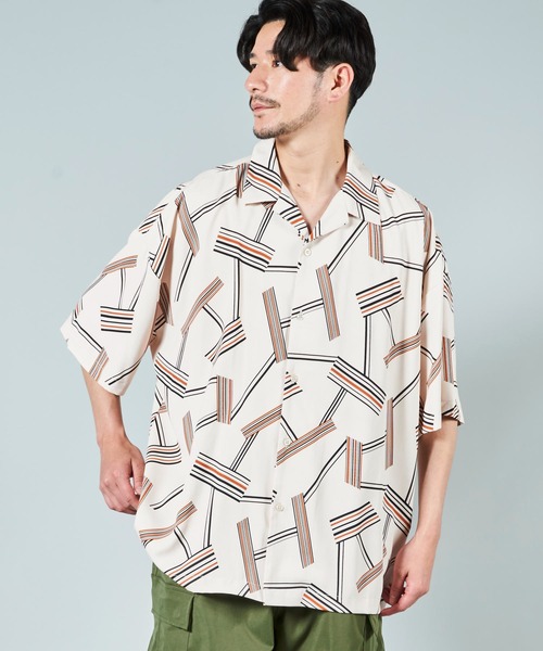ADPOSION(アドポーション)の「ビッグシルエット 総柄オープンカラー半袖シャツ(シャツ/ブラウス・メンズ・ホワイト系1/ブラック系1/ブラック系2/ブルー系1・MEDIUM/LARGE)」の2枚目の写真