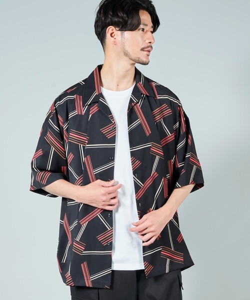 ADPOSION(アドポーション)の「ビッグシルエット 総柄オープンカラー半袖シャツ(シャツ/ブラウス・メンズ・ホワイト系1/ブラック系1/ブラック系2/ブルー系1・MEDIUM/LARGE)」の3枚目の写真