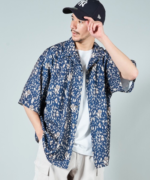 ADPOSION(アドポーション)の「ビッグシルエット 総柄オープンカラー半袖シャツ(シャツ/ブラウス・メンズ・ホワイト系1/ブラック系1/ブラック系2/ブルー系1・MEDIUM/LARGE)」の4枚目の写真
