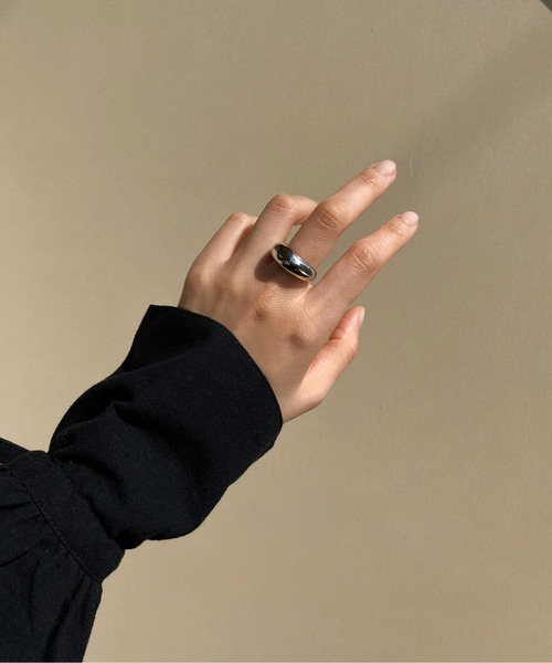 y/m by RIKA（イムバイリカ）の「ウェーブボリュームリング（リング・レディース・シルバー/ゴールド・FREE）」の2枚目の写真