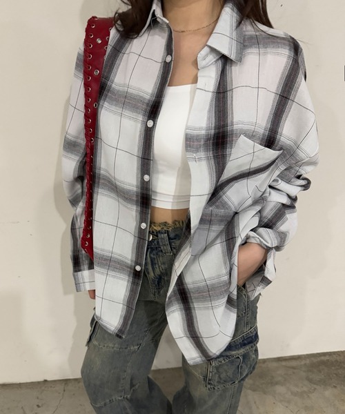 FOLLOWIN（フォロウィン）の「【UNISEX】シンプルチェックパターンオーバーシャツ（シャツ/ブラウス・メンズ・アイボリー/ネイビー/ブラック・FREE）」の2枚目の写真