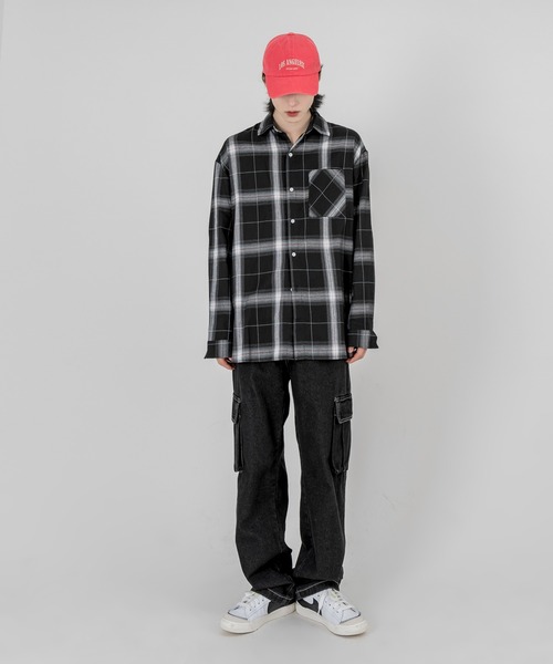 FOLLOWIN（フォロウィン）の「【UNISEX】シンプルチェックパターンオーバーシャツ（シャツ/ブラウス・メンズ・アイボリー/ネイビー/ブラック・FREE）」の4枚目の写真