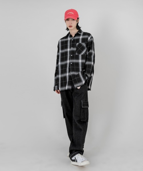 FOLLOWIN（フォロウィン）の「【UNISEX】シンプルチェックパターンオーバーシャツ（シャツ/ブラウス・メンズ・アイボリー/ネイビー/ブラック・FREE）」の8枚目の写真