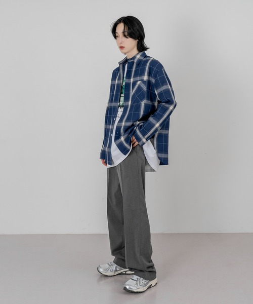 FOLLOWIN（フォロウィン）の「【UNISEX】シンプルチェックパターンオーバーシャツ（シャツ/ブラウス・メンズ・アイボリー/ネイビー/ブラック・FREE）」の15枚目の写真