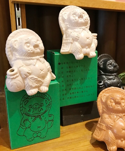 カヤ（カヤ）の「【カヤ】信楽焼 お座りたぬき 白（フィギュア・レディース・その他1/その他2・FREE）」の4枚目の写真