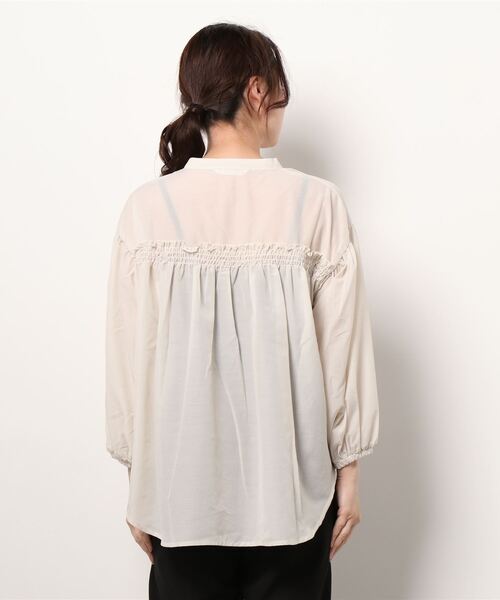 Te chichi TERRASSE（テチチテラス）の「シアーバンドカラーブラウス（シャツ/ブラウス・レディース・ベージュ/ブルー/チャコール・ﾌﾘ-）」の5枚目の写真