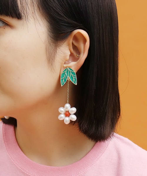 didizizi（ディディジジ）の「お花パールのピアス/イヤリング（ピアス（両耳用）・レディース・ブルー系その他/ブルー/オレンジ/オレンジ系その他・FREE）」の4枚目の写真