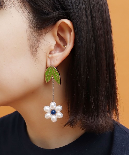 didizizi（ディディジジ）の「お花パールのピアス/イヤリング（ピアス（両耳用）・レディース・ブルー系その他/ブルー/オレンジ/オレンジ系その他・FREE）」の5枚目の写真