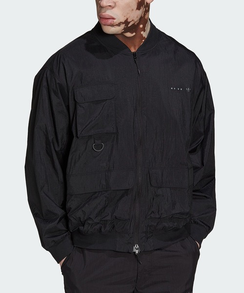 adidas(アディダス)の「Reveal カーゴ トラックジャケット / アディダスオリジナルス(ナイロンジャケット・メンズ・ブラック・LARGE/MEDIUM/SMALL/X-LARGE/XX-LARGE/3XL/X-SMALL)」の11枚目の写真