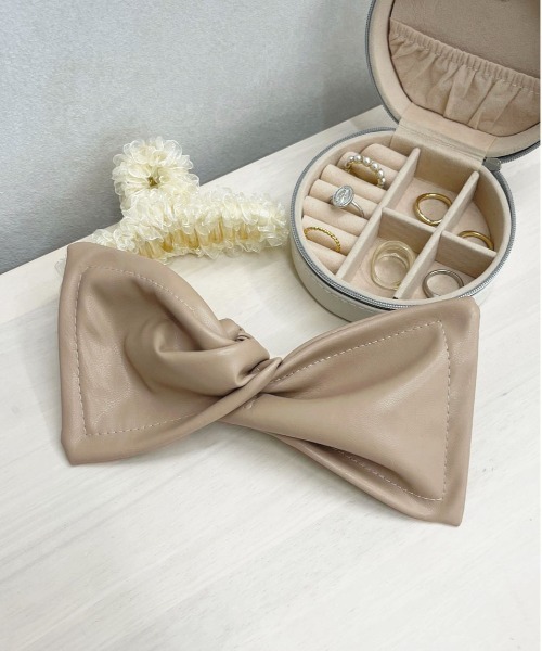 apres jour（アプレジュール）の「【apres jour×ARIAZ】フェイクレザーデフトバン（ヘアバンド・レディース・ダークブラウン/アイボリー・FREE）」の7枚目の写真