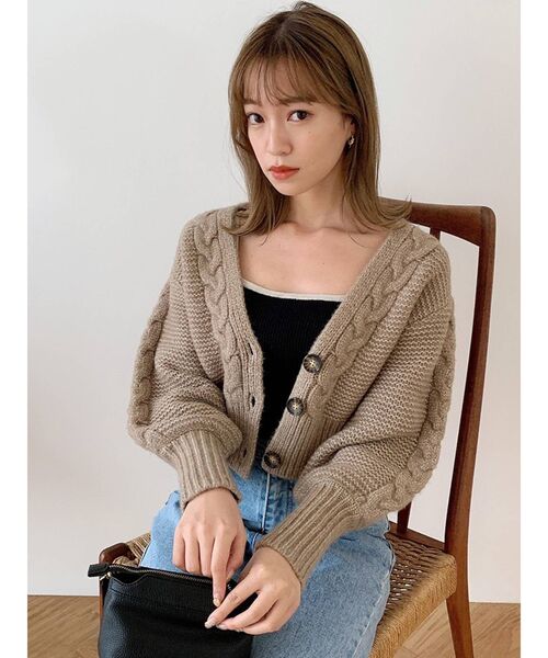 dazzlin（ダズリン）の「ケーブルラインショートカーディガン（カーディガン/ボレロ・レディース・モカ/アイボリー・FREE）」の4枚目の写真