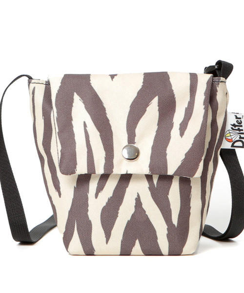 Drifter(ドリフター)の「FLAP POUCH/フラップポーチ(ショルダーバッグ・レディース・ホワイト系その他/パープル/ブラック/ダークグリーン/ゼブラ/ブラック系その他2/レオパード・FREE)」の7枚目の写真