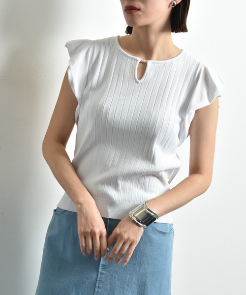 INTERPLANET(インタープラネット)の「パール付き袖フリルワイドリブニット(ニット/セーター・レディース・ブラック/オフホワイト/ネイビー・FREE)」の1枚目の写真