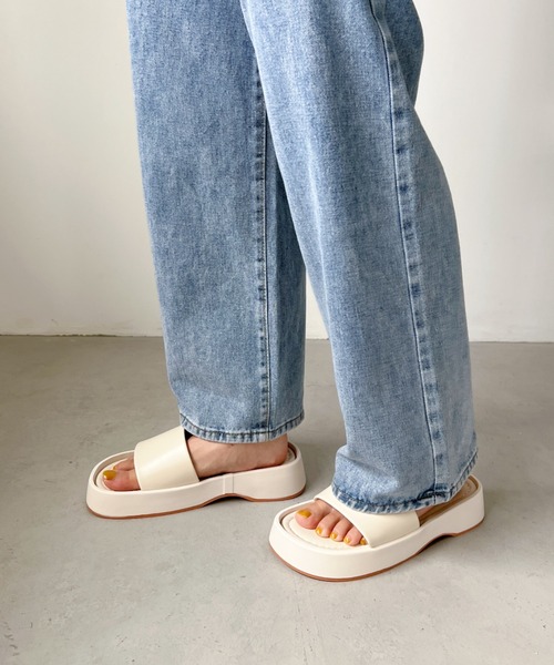 CLEA（クレア）の「スクエアトゥ厚底サンダル（サンダル・レディース・アイボリー/ブラック・24.5cm/23.5cm）」の5枚目の写真