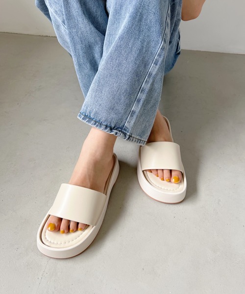 CLEA（クレア）の「スクエアトゥ厚底サンダル（サンダル・レディース・アイボリー/ブラック・24.5cm/23.5cm）」の4枚目の写真