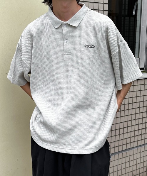 Perushu(ペルーシュ)の「ワンポイントワッフルポロ(ポロシャツ・メンズ・ブラウン/グレー/ネイビー・LARGE/MEDIUM)」の1枚目の写真