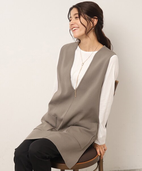 SHOO・LA・RUE（シューラルー）の「◆【2点セット】スポンディッシュ 深Vベスト＋ロンT（その他トップス・レディース・サンドベージュ/ブラック/ブルー・02/03/04）」の3枚目の写真