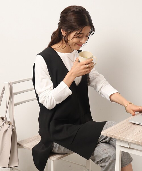 SHOO・LA・RUE（シューラルー）の「◆【2点セット】スポンディッシュ 深Vベスト＋ロンT（その他トップス・レディース・サンドベージュ/ブラック/ブルー・02/03/04）」の2枚目の写真