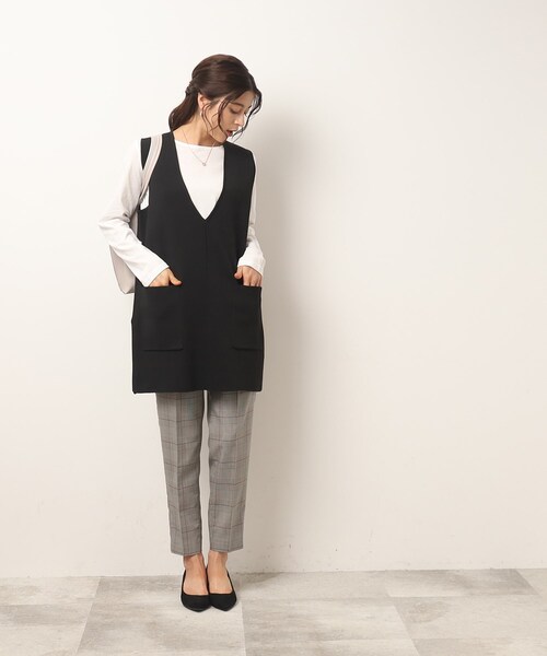 SHOO・LA・RUE（シューラルー）の「◆【2点セット】スポンディッシュ 深Vベスト＋ロンT（その他トップス・レディース・サンドベージュ/ブラック/ブルー・02/03/04）」の4枚目の写真