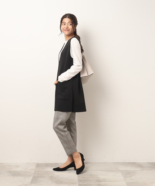 SHOO・LA・RUE（シューラルー）の「◆【2点セット】スポンディッシュ 深Vベスト＋ロンT（その他トップス・レディース・サンドベージュ/ブラック/ブルー・02/03/04）」の8枚目の写真