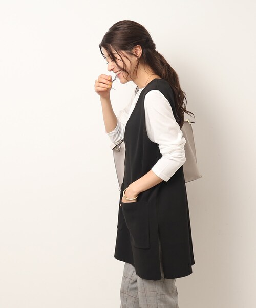SHOO・LA・RUE（シューラルー）の「◆【2点セット】スポンディッシュ 深Vベスト＋ロンT（その他トップス・レディース・サンドベージュ/ブラック/ブルー・02/03/04）」の12枚目の写真