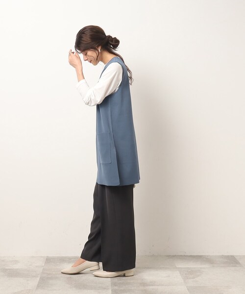 SHOO・LA・RUE（シューラルー）の「◆【2点セット】スポンディッシュ 深Vベスト＋ロンT（その他トップス・レディース・サンドベージュ/ブラック/ブルー・02/03/04）」の21枚目の写真