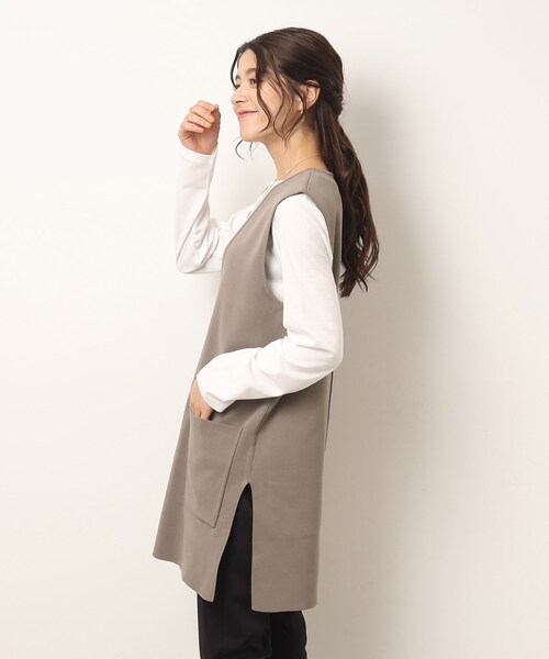 SHOO・LA・RUE（シューラルー）の「◆【2点セット】スポンディッシュ 深Vベスト＋ロンT（その他トップス・レディース・サンドベージュ/ブラック/ブルー・02/03/04）」の22枚目の写真