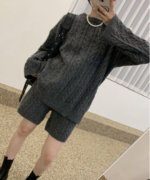 AMELY（エミリー）の「ケーブルニットセットアップ（セットアップ・レディース・ベージュ/ダークグレー・フリー）」の3枚目の写真